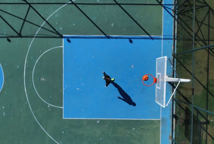 Mavi basketbol sahasının kuşbakışı görünümü