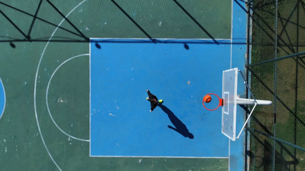 Mavi basketbol sahasının kuşbakışı görünümü