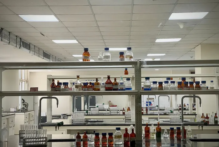 طاولات مختبر وزجاجات