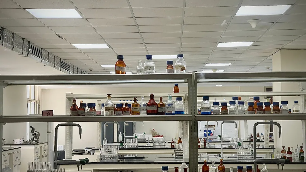 Laboratuvar tezgâhları ve cam şişeler