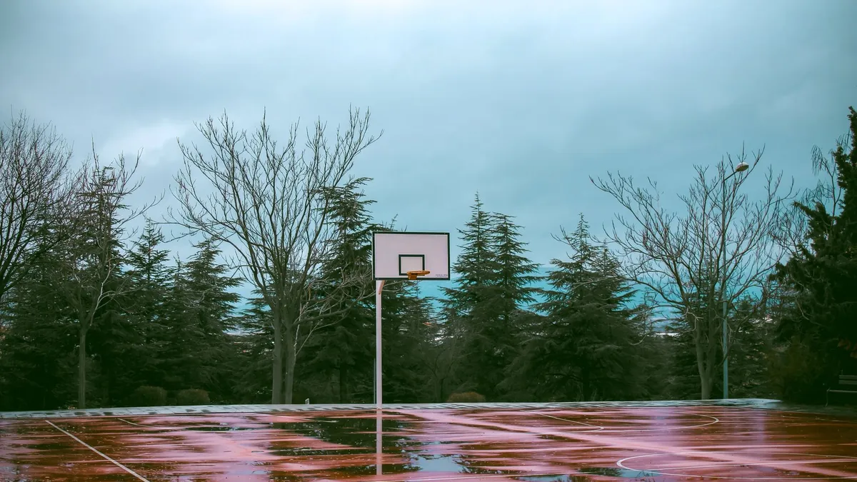 Yağmur sonrası ıslak açık basketbol sahası