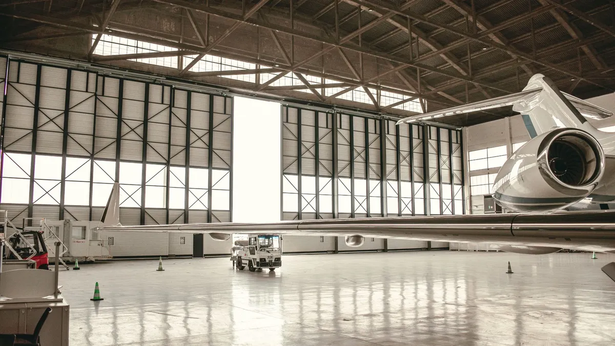Parlak zeminli hangarda jet uçağı